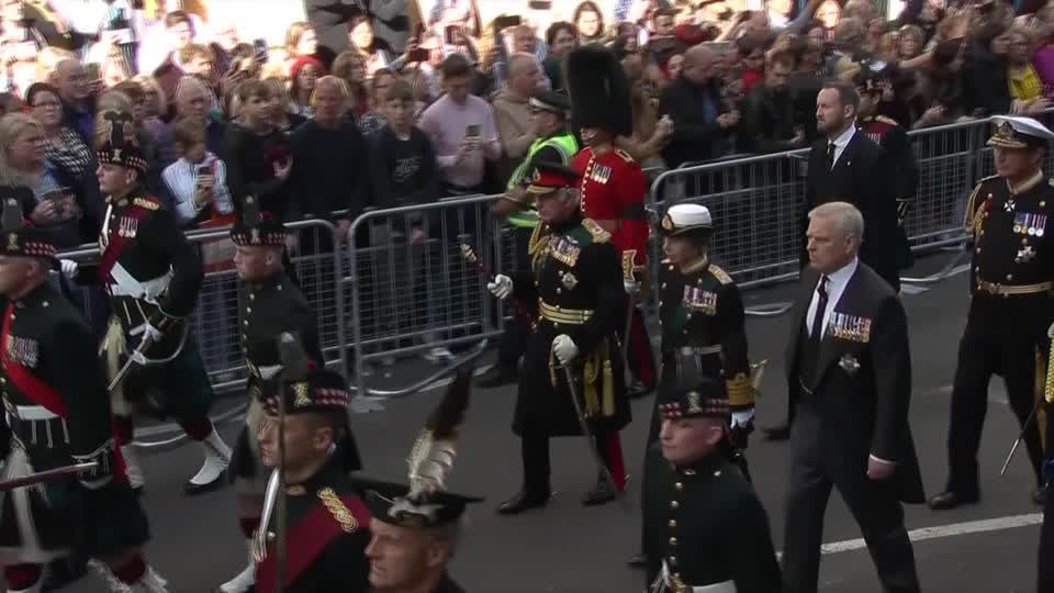 Video: Prozession mit Sarg der verstorbenen Queen Elizabeth II. zieht durch Edinburgh