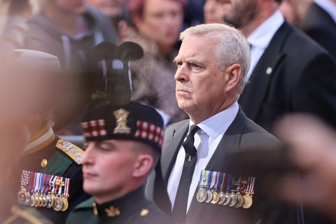 Prinz Andrew geht hinter dem Sarg seiner Mutter, Königin Elizabeth II., hinterher