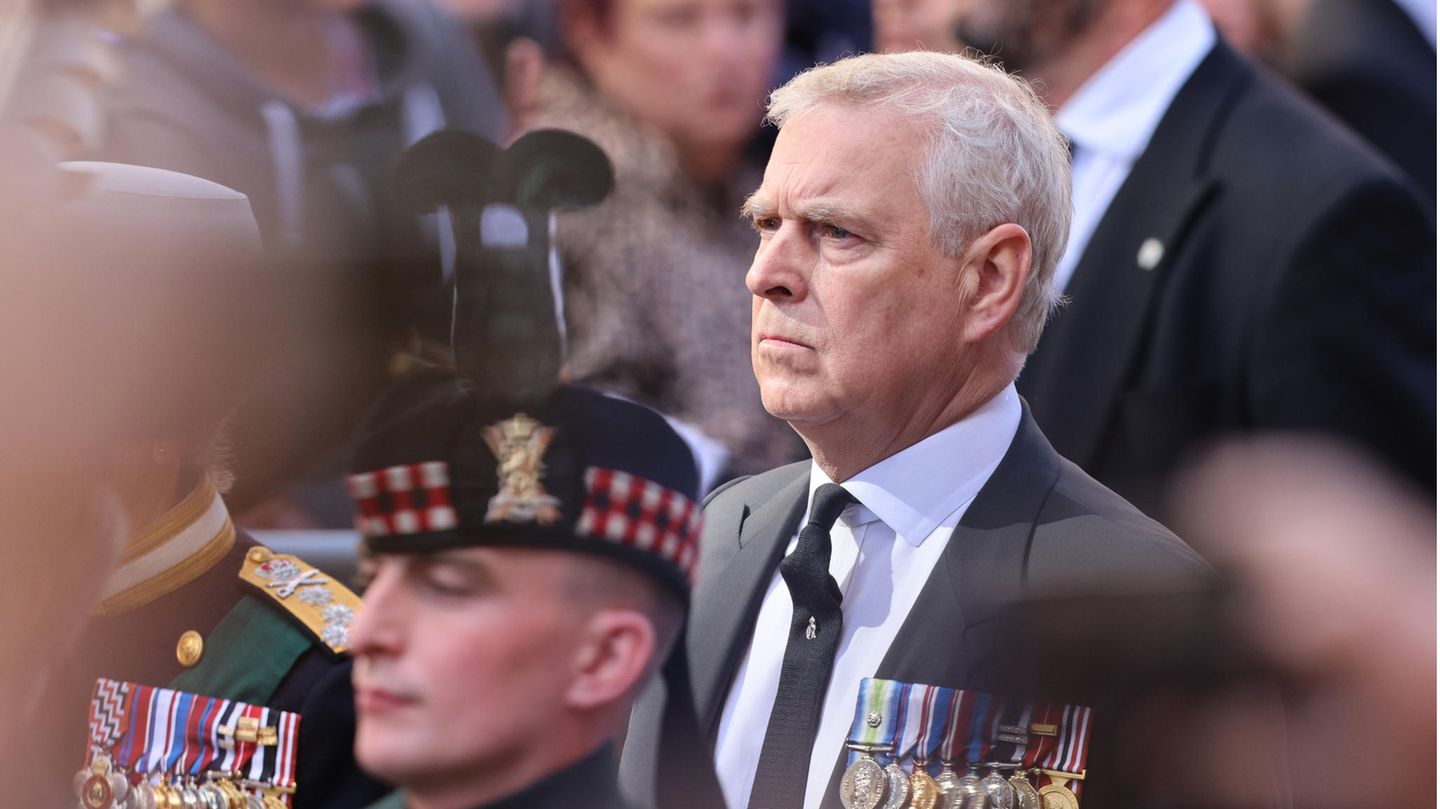 Prinz Andrew geht hinter dem Sarg seiner Mutter, Königin Elizabeth II., hinterher