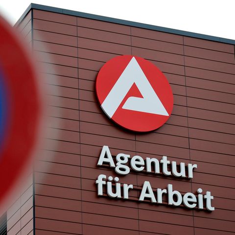 Die Agentur für Arbeit verwaltet in Deutschland das Arbeitslosengeld und bald das Bürgergeld.
