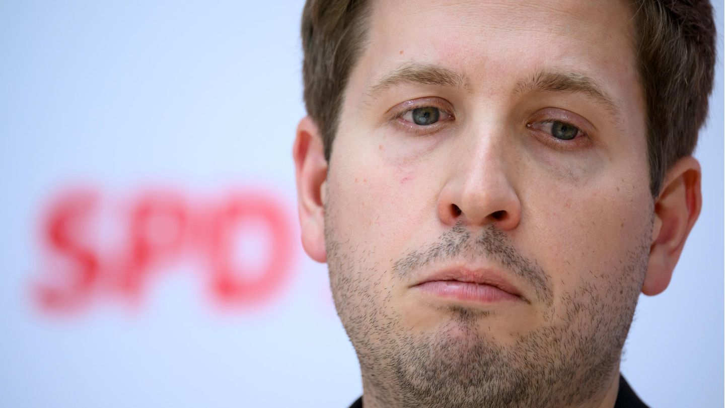 Kevin Kühnert missmutig vor SPD-Logo