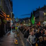 Menschen stehen Schlange, um den Sarg von Königin Elizabeth II. zu sehen, der in der St. Giles Cathedral in Edinburgh, Schottland, ruht.