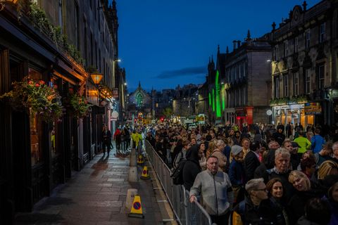 Menschen stehen Schlange, um den Sarg von Königin Elizabeth II. zu sehen, der in der St. Giles Cathedral in Edinburgh, Schottland, ruht.