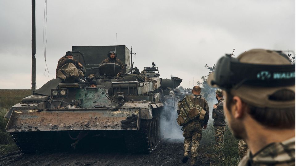 Ukrainische Militärfahrzeuge bewegen sich auf der Straße in dem befreiten Gebiet in der Region Charkiw, Ukraine
