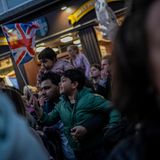 Ein Kind schwenkt die Union-Jack-Flagge bei der Ankunft von König Charles III. in der St. Giles Kathedrale.