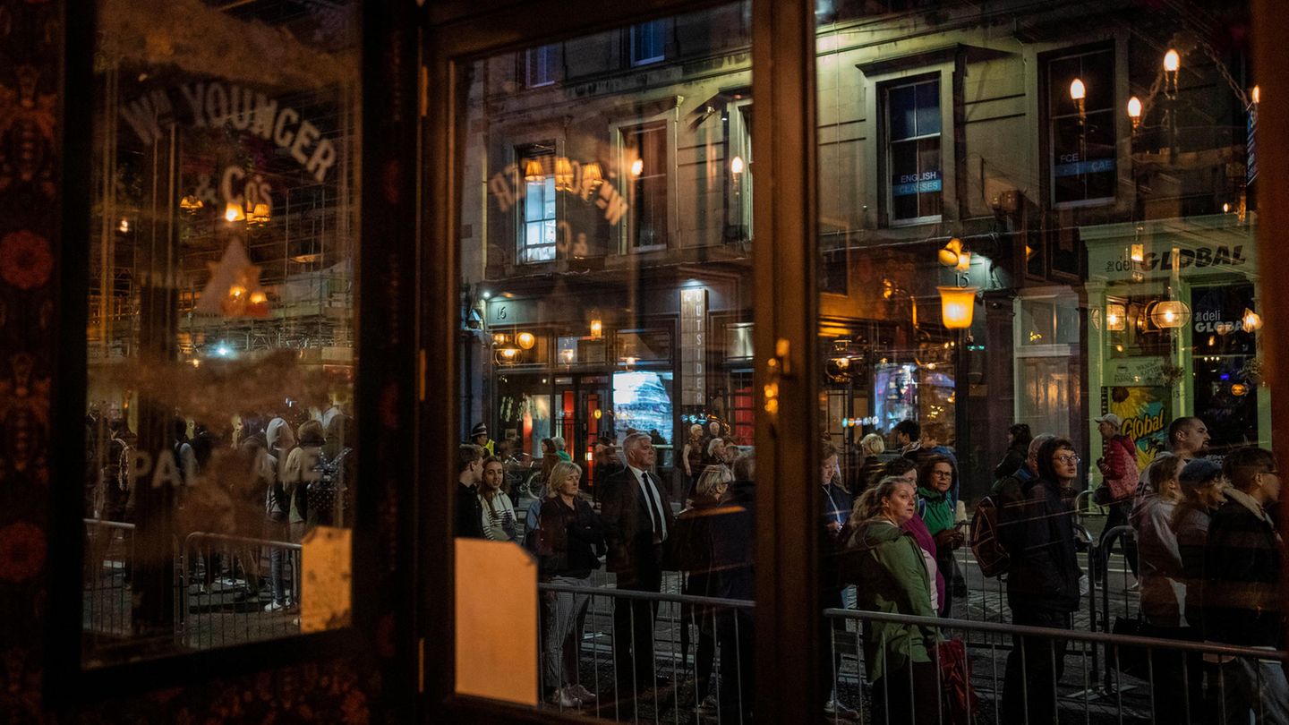 Tausende Menschen standen am Abend in einer langen Schlange an der St. Giles-Kathedrale in Edinburgh an. Sie mussten mit mehr als zwei Stunden Wartezeit rechnen. Die Kathedrale blieb die ganze Nacht geöffnet.