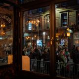 Tausende Menschen standen am Abend in einer langen Schlange an der St. Giles-Kathedrale in Edinburgh an. Sie mussten mit mehr als zwei Stunden Wartezeit rechnen. Die Kathedrale blieb die ganze Nacht geöffnet.