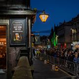 Die Bürgerinnnen und Bürger Schottlands geben ihr letztes Geleit: Die am längsten regierende Monarchin Großbritanniens, die in einem turbulenten Jahrhundert ein Fels der Stabilität war, starb am Donnerstag, den 8. September 2022, nach 70 Jahren auf dem Thron. Sie wurde 96 Jahre alt.