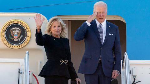 Reisemittel erster Wahl: Joe Biden, Präsident der USA, und Jill Biden, First Lady der USA, steigen in die Air Force One