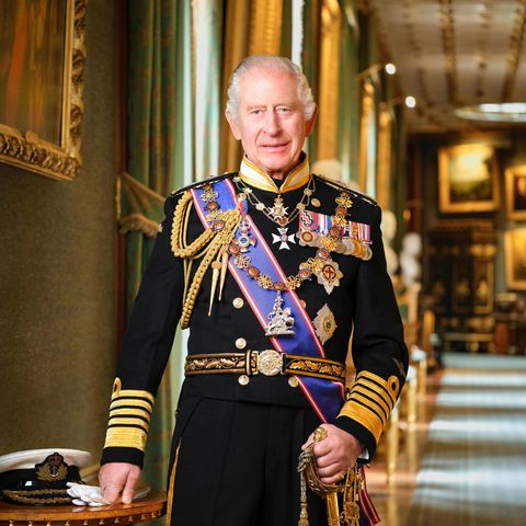Portrait von König Charles III. vor schwarzem Hintergrund