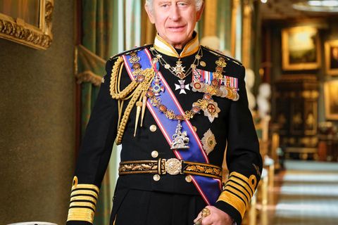 Portrait von König Charles III. vor schwarzem Hintergrund