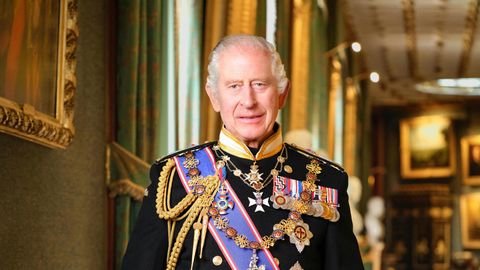 Portrait von König Charles III. vor schwarzem Hintergrund