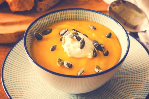 Schritt-für-Schritt-Anleitung: Schnell und einfach: So gelingt eine leckere Kürbissuppe mit Apfel