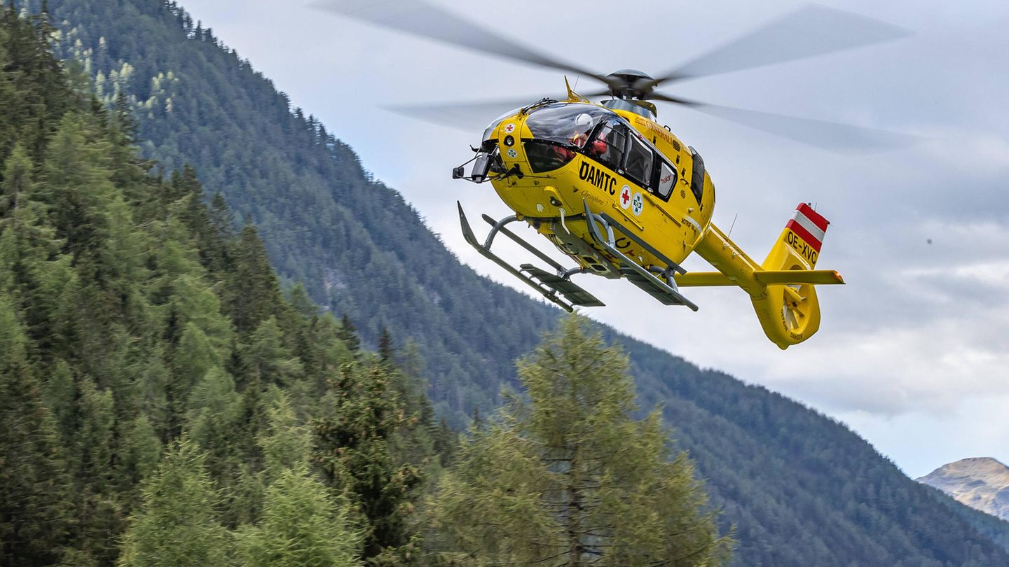 Ein Rettungshubschrauber in den Bergen von Österreich