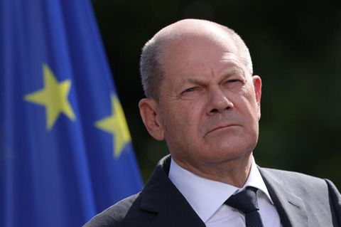 Bundeskanzler Olaf Scholz betrachtet Panzerlieferungen an die Ukraine skeptisch