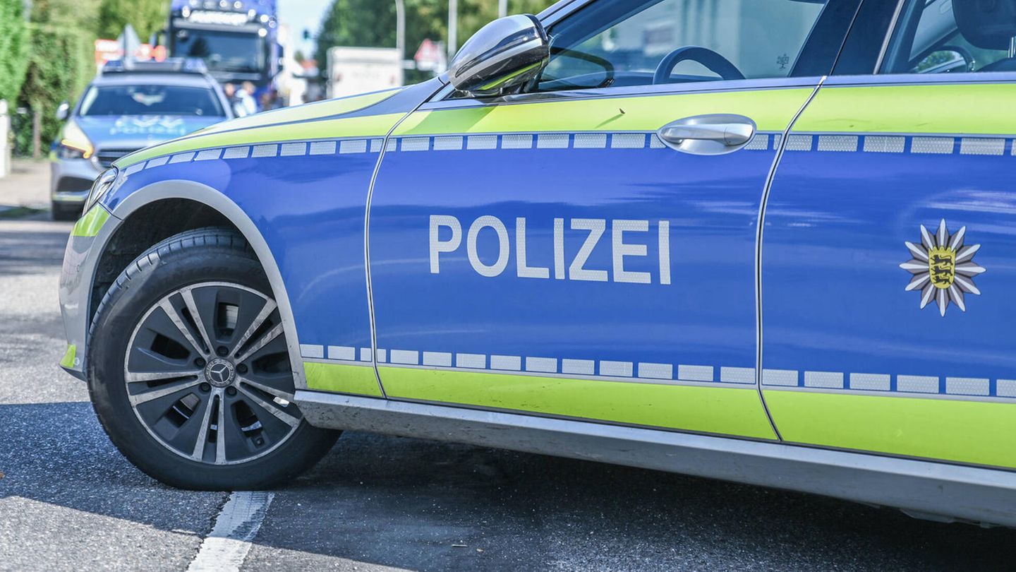 Ein Polizeiauto parkt auf einer Straße bei einem Einsatzort