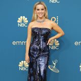 In einem nachtblauen Paillettenkleid von Giorgio Armani zeigte sich Reese Witherspoon auf dem roten Teppich.
