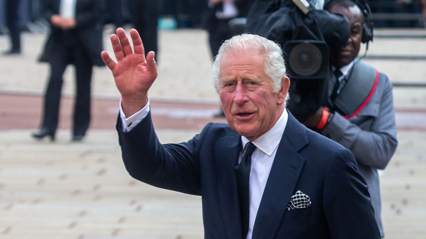 König Charles III. vor dem Buckingham Palace
