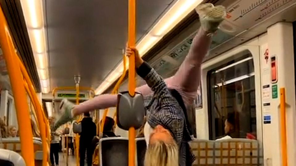 Poledance in der U-Bahn: Norwegerin begeistert Zuschauer Poledance in der U-Bahn: Norwegerin begeistert Zuschauer