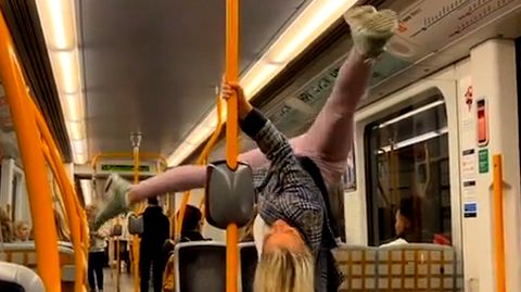 Poledance in der U-Bahn: Norwegerin begeistert Zuschauer