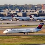 Platz 1: Hartsfield-Jackson Atlanta International Airport (ATL)  Auf dem Siegertreppchen mit 75.704.760 steht wieder der Flughafen im US-Bundesstaat Georgia. Der Airport hat eine besonders hohe Rate von Transitpassagieren, weil hier Delta Air Lines ein Drehkreuz unterhält.  Vor Corona betrugen die Anzahl der jählichen Fluggäste noch mehr 110 Millionen.