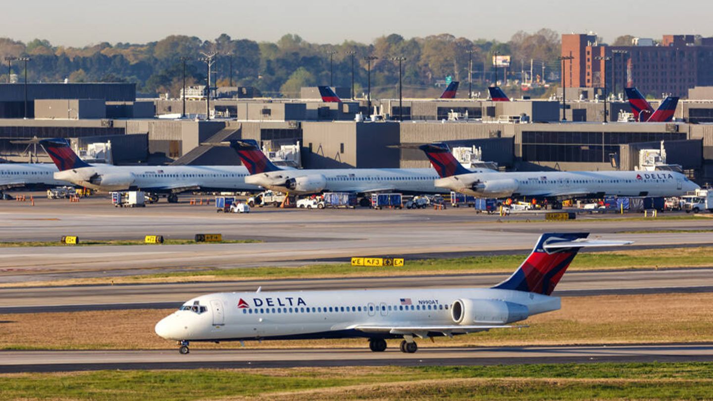 Zahlen im zweiten Corona-Jahr: Platz 1: Hartsfield-Jackson Atlanta International Airport (ATL) Auf dem Siegertreppchen mit 75.704.760 steht wieder der Flughafen im US-Bundesstaat Georgia. Der Airport hat eine besonders hohe Rate von Transitpassagieren, weil hier Delta Air Lines ein Drehkreuz unterhält. Vor Corona betrugen die Anzahl der jählichen Fluggäste noch mehr 110 Millionen. Platz 1: Hartsfield-Jackson Atlanta International Airport (ATL) Auf dem Siegertreppchen mit 75.704.760 steht wieder der Flughafen im US-Bundesstaat Georgia. Der Airport hat eine besonders hohe Rate von Transitpassagieren, weil hier Delta Air Lines ein Drehkreuz unterhält. Vor Corona betrugen die Anzahl der jählichen Fluggäste noch mehr 110 Millionen.