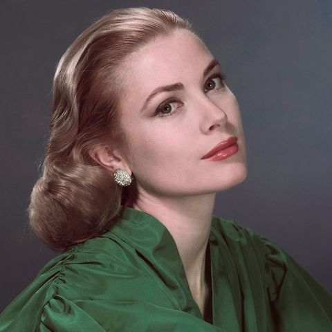 Grace Kelly schaut in die Kamera