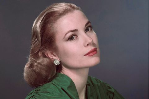 Grace Kelly schaut in die Kamera