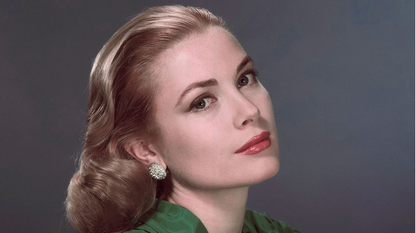 Grace Kelly schaut in die Kamera