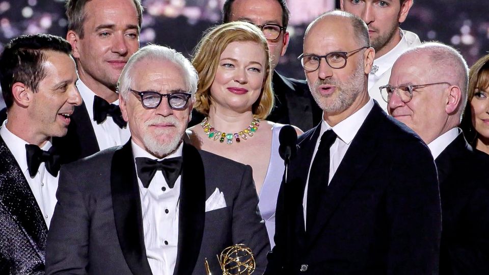 Emmy-Gewinner Jesse Armstrong verteilt Seitenhieb an Charles III. Emmy-Gewinner Jesse Armstrong verteilt Seitenhieb an Charles III.