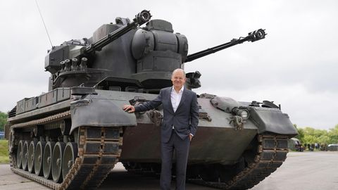 Bundeskanzler Olaf Scholz steht vor einem Gepard Panzer