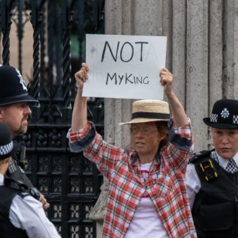 Die britische Polizei schickt eine Frau vom Eingang des Parlament weg