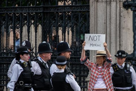 Die britische Polizei schickt eine Frau vom Eingang des Parlament weg