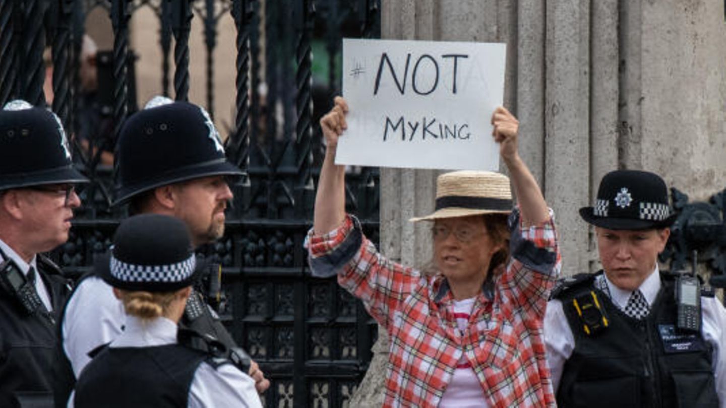 Protests at Queen’s funeral procession: criticism of arrests of monarchy critics