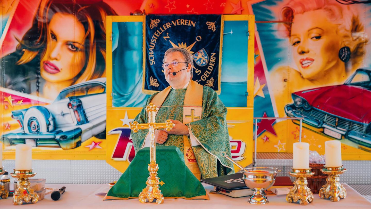 Mit Klappaltar und Mini-Orgel: Marienbilder gibt es nicht auf dem Autoscooter in Kleve: Pastor Sascha Ellinghaus zelebriert die Messe unter den Augen von Cindy Crawford und Marilyn Monroe Marienbilder gibt es nicht auf dem Autoscooter in Kleve: Pastor Sascha Ellinghaus zelebriert die Messe unter den Augen von Cindy Crawford und Marilyn Monroe