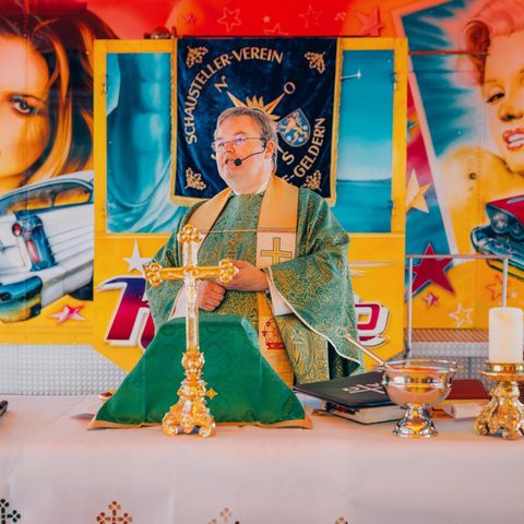 Marienbilder gibt es nicht auf dem Autoscooter in Kleve: Pastor Sascha Ellinghaus zelebriert die Messe unter den Augen von Cindy Crawford und Marilyn Monroe