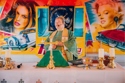 Marienbilder gibt es nicht auf dem Autoscooter in Kleve: Pastor Sascha Ellinghaus zelebriert die Messe unter den Augen von Cindy Crawford und Marilyn Monroe