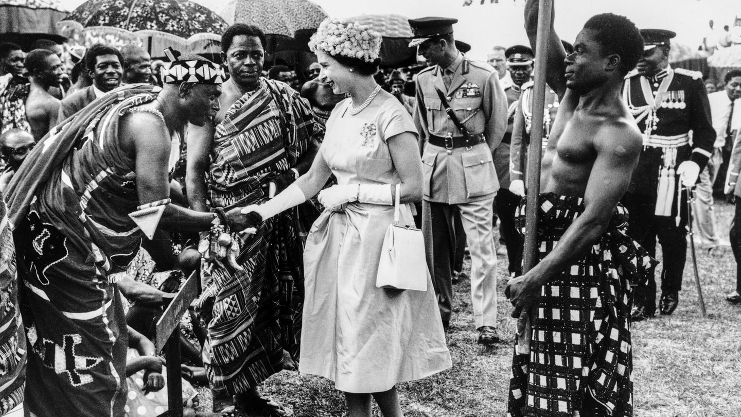 Tod von Queen Elizabeth II.: Königin Elizabeth II. trifft bei ihrem Besuch in Ghana auf Anführer der Ashanti-Ethnie, aufgenommen am 16. November 1961. Königin Elizabeth II. trifft bei ihrem Besuch in Ghana auf Anführer der Ashanti-Ethnie, aufgenommen am 16. November 1961.