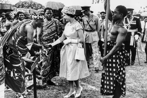 Königin Elizabeth II. trifft bei ihrem Besuch in Ghana auf Anführer der Ashanti-Ethnie, aufgenommen am 16. November 1961.