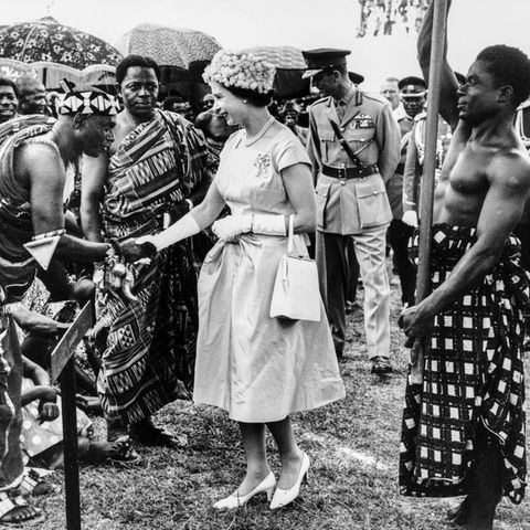 Königin Elizabeth II. trifft bei ihrem Besuch in Ghana auf Anführer der Ashanti-Ethnie, aufgenommen am 16. November 1961.