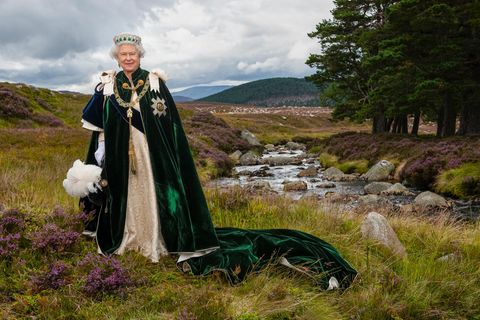 Queen Elizabeth II in den schottischen Highlands mit den Roben des Distel-Ordens