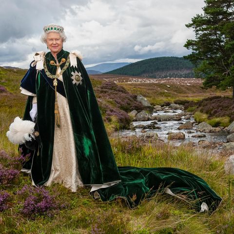 Queen Elizabeth II in den schottischen Highlands mit den Roben des Distel-Ordens