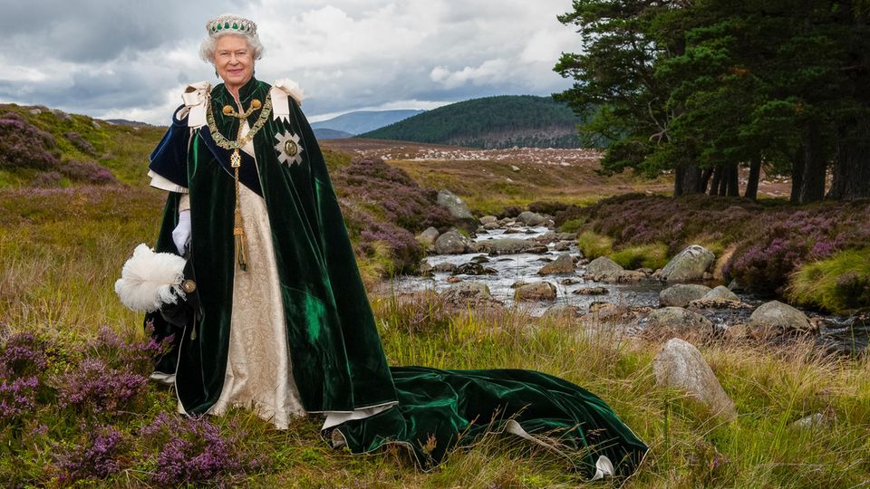 Königin Elisabeth II. im schottischen Hochland in der Robe des Distel-Ordens