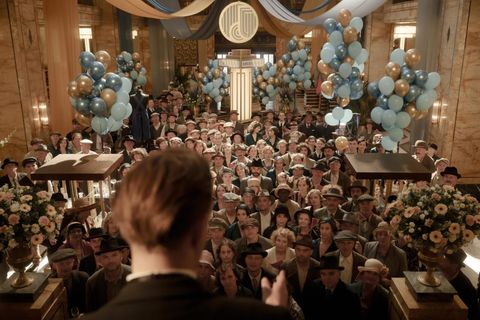 Arthur Grünberg aus der neuen RTL+-Serie "Haus der Träume" steht vor seiner Belegschaft