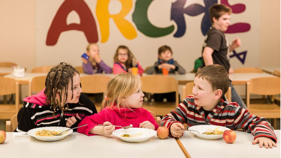 "Nun kommen schon zur Monatsmitte Anfragen von Familien, bei denen es sehr knapp wird", sagt Adrienn Schmidt, Leiterin der Arche in Leipzig.