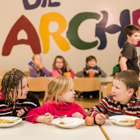 "Nun kommen schon zur Monatsmitte Anfragen von Familien, bei denen es sehr knapp wird", sagt Adrienn Schmidt, Leiterin der Arche in Leipzig.