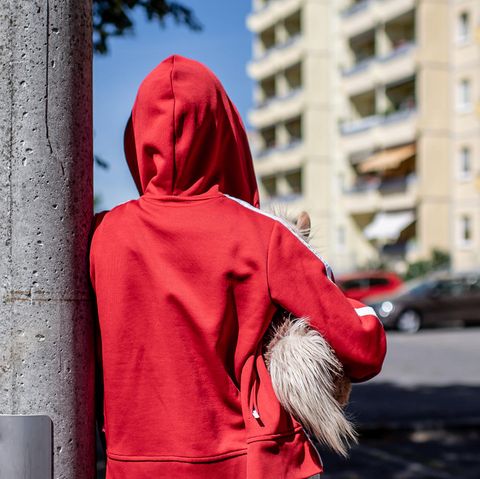 Kinderarmut in Deutschland: Kind steht vor einem Wohnblock (Symbolbild)