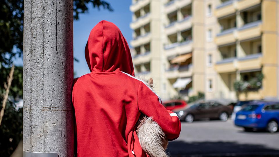 Kinderarmut in Deutschland: Kind steht vor einem Wohnblock (Symbolbild)