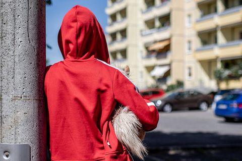 Kinderarmut in Deutschland: Kind steht vor einem Wohnblock (Symbolbild)