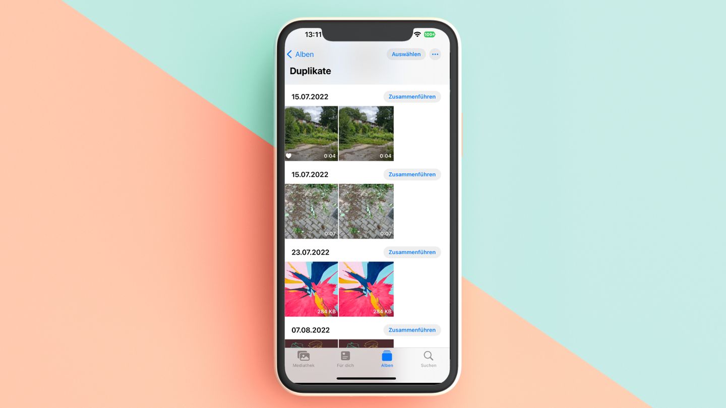 Neue Funktionen: Doppelte Bilder finden Teilt man Fotos mit Freunden und Familie oder pflegt mehrere Fotosammlungen, kommen im Laufe der Zeit immer wieder Doppelungen vor. iOS 16 macht es nun einfacher, die zu finden. Im neuen Ordner "Duplikate" finden sich nicht nur alle Bilder, die mehrfach in der Bibliothek zu finden sind. Sie lassen sich dort auch bequem die Doppelungen zu einem Unikat zusammenfügen. Doppelte Bilder finden Teilt man Fotos mit Freunden und Familie oder pflegt mehrere Fotosammlungen, kommen im Laufe der Zeit immer wieder Doppelungen vor. iOS 16 macht es nun einfacher, die zu finden. Im neuen Ordner "Duplikate" finden sich nicht nur alle Bilder, die mehrfach in der Bibliothek zu finden sind. Sie lassen sich dort auch bequem die Doppelungen zu einem Unikat zusammenfügen.